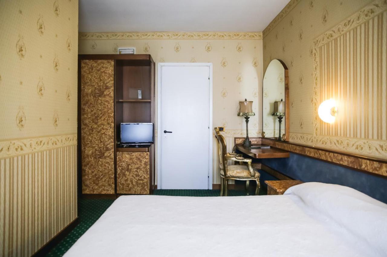 Hotel Villa Pigalle Тецце-суль-Брента Экстерьер фото
