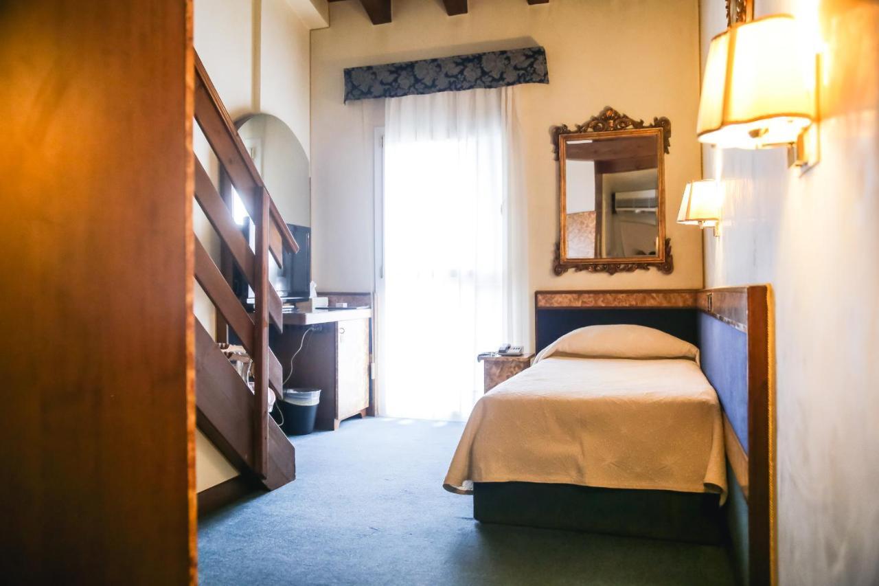 Hotel Villa Pigalle Тецце-суль-Брента Экстерьер фото