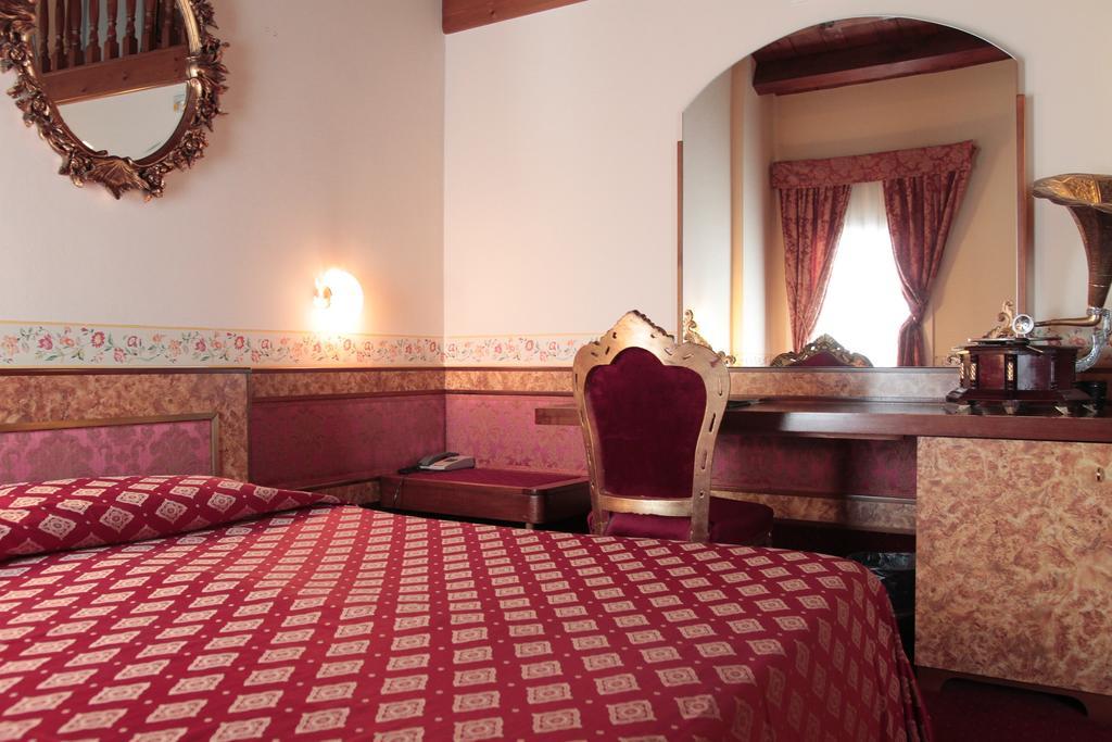 Hotel Villa Pigalle Тецце-суль-Брента Экстерьер фото