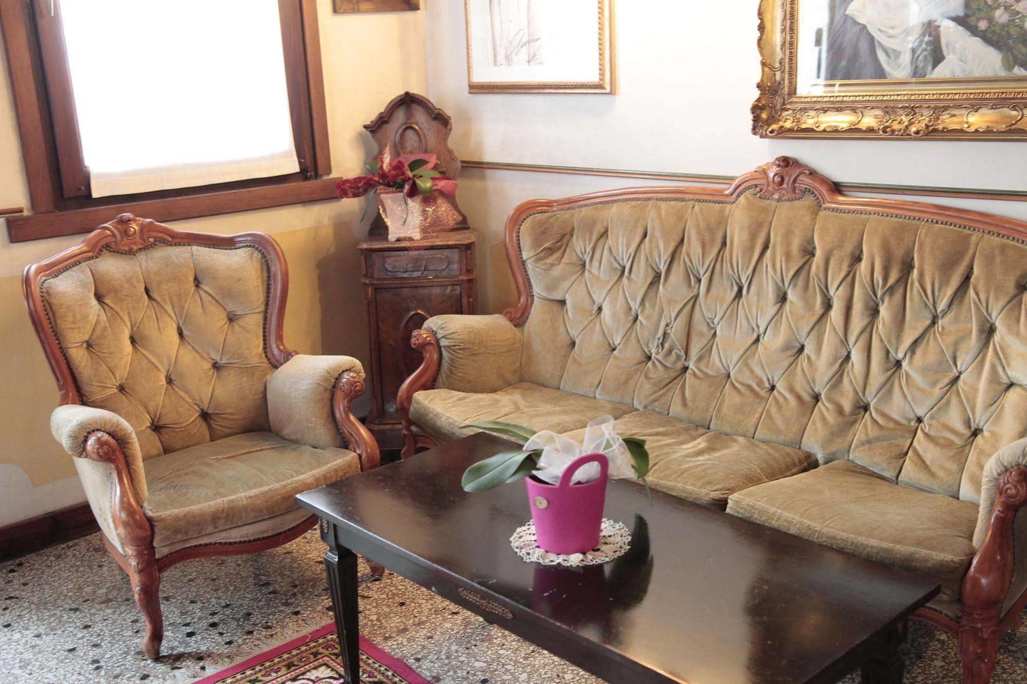 Hotel Villa Pigalle Тецце-суль-Брента Экстерьер фото